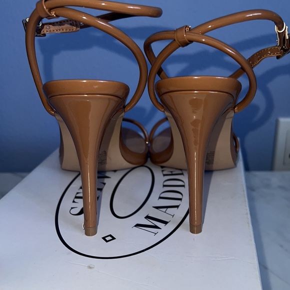 Patent leather heeled sandals - Picture 4 of 4